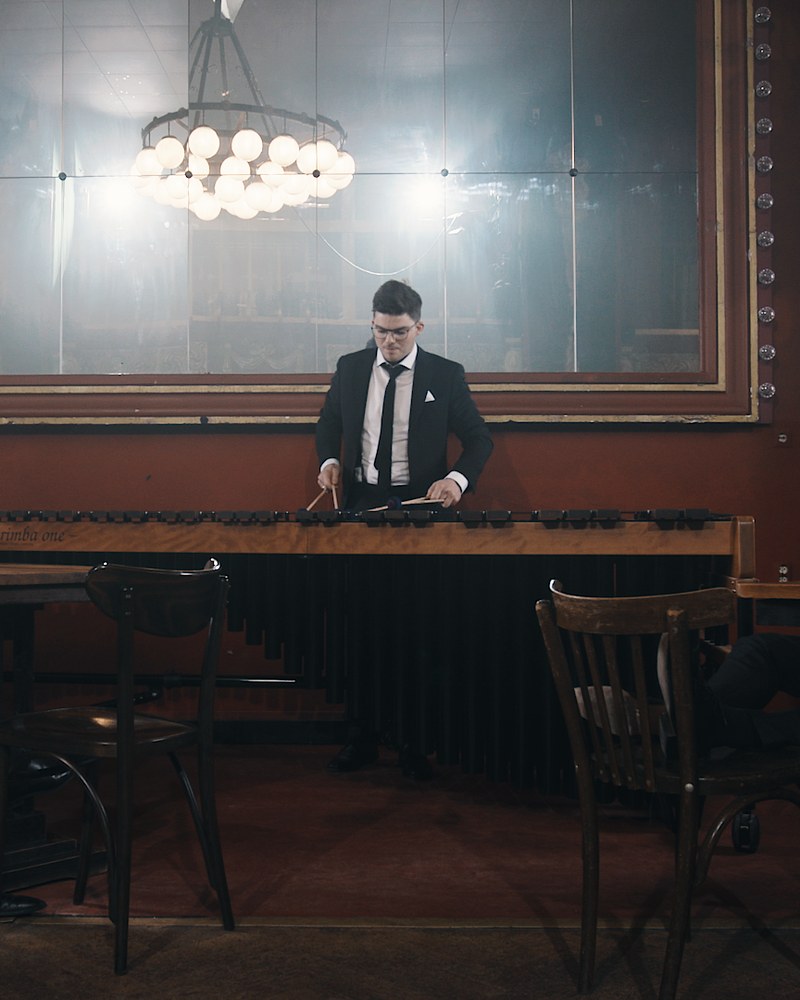 Severin Stitzenberger an der Marimba in einem Saal mit Kronleuchter.